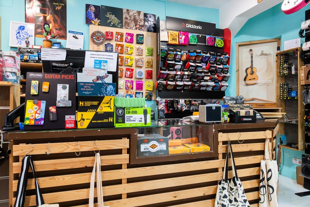 Conoce por dentro Clef Music, tu tienda de música en Ferrol