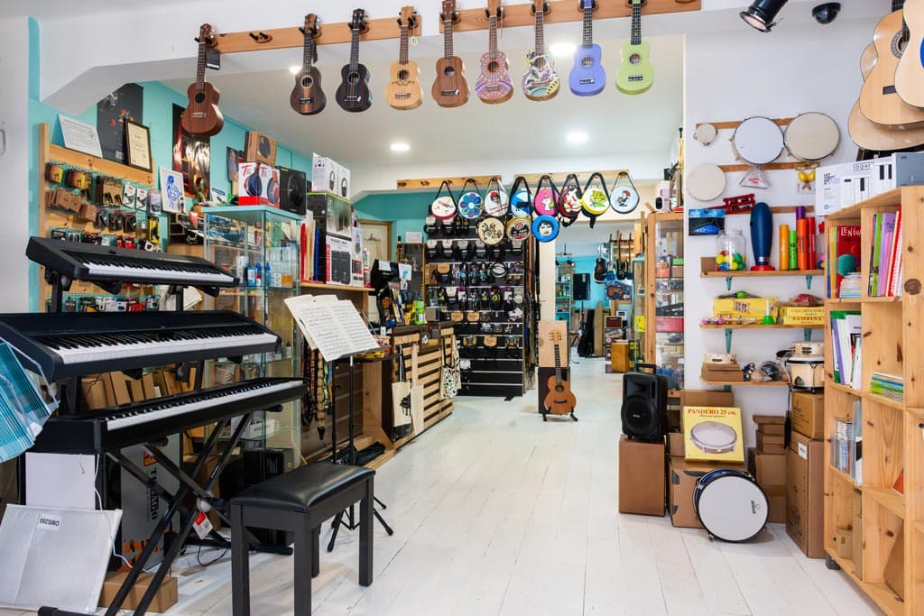 Conoce por dentro Clef Music, tu tienda de música en Ferrol