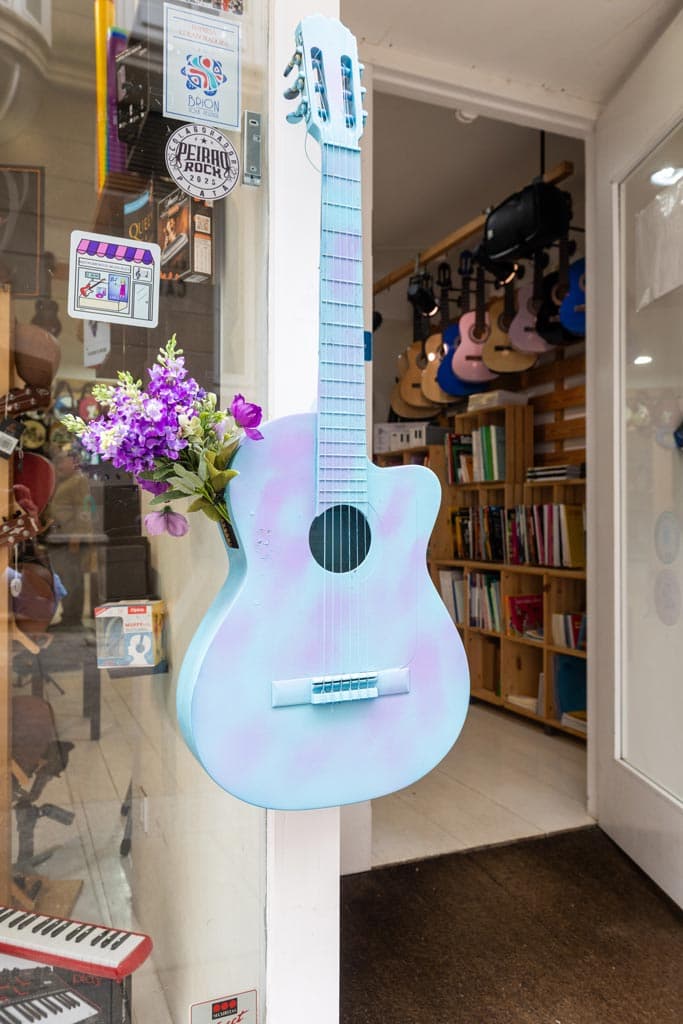 Conoce por dentro Clef Music, tu tienda de música en Ferrol