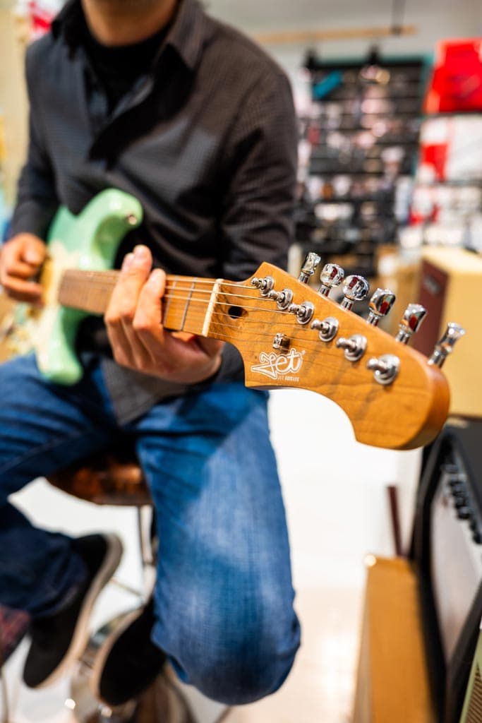 Conoce por dentro Clef Music, tu tienda de música en Ferrol