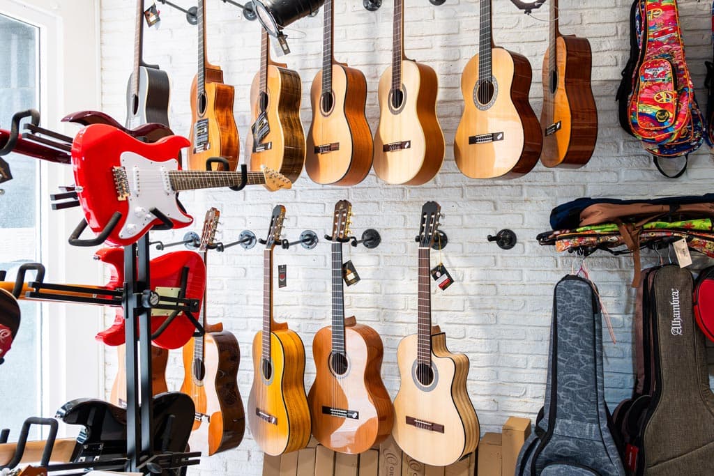 Conoce por dentro Clef Music, tu tienda de música en Ferrol